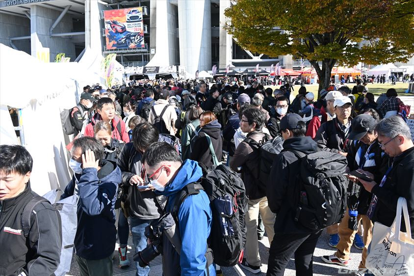 ラリージャパン2024の公式グッズを買うための長い列