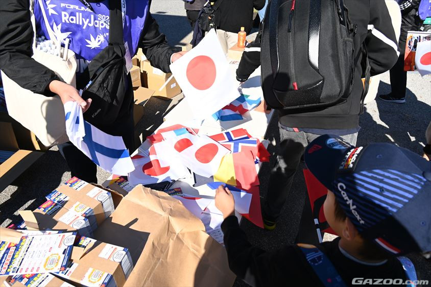ラリージャパン2024はさまざまな国旗も配られていた