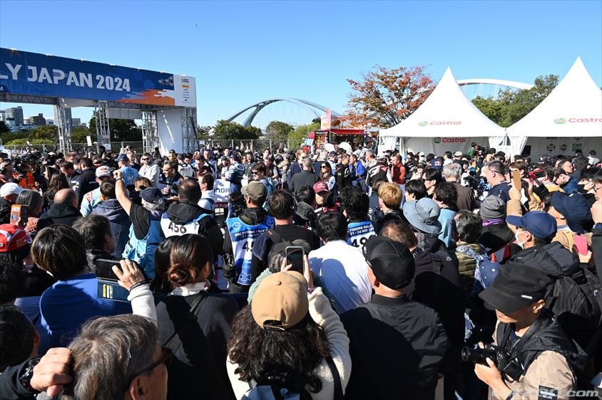 ラリージャパン2024のメディアペンの人だかり