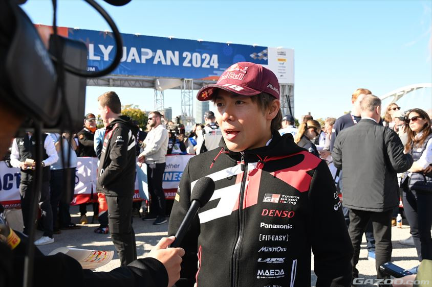 ラリージャパン2024のメディアペンで取材を受ける勝田貴元選手
