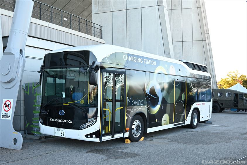 ラリージャパン2024で活用されていた燃料電池バスで電気を届ける「ムービングイー」