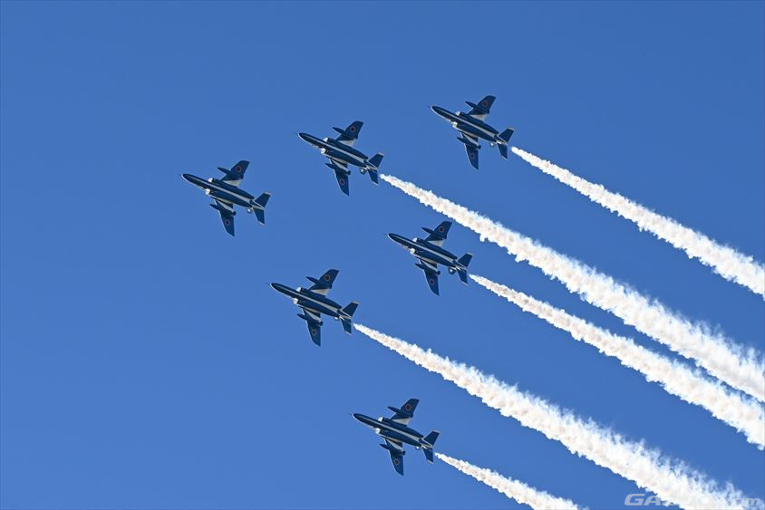 ラリージャパン2024で披露されたブルーインパルスの展示飛行