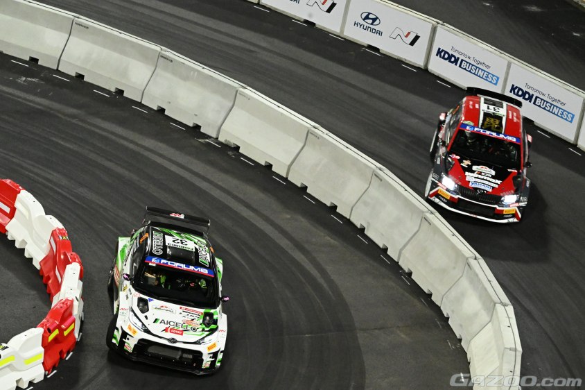 ラリージャパン　SS1で全日本ラリーの王者ヘイキ・コバライネン選手と新井大輝選手がバトル