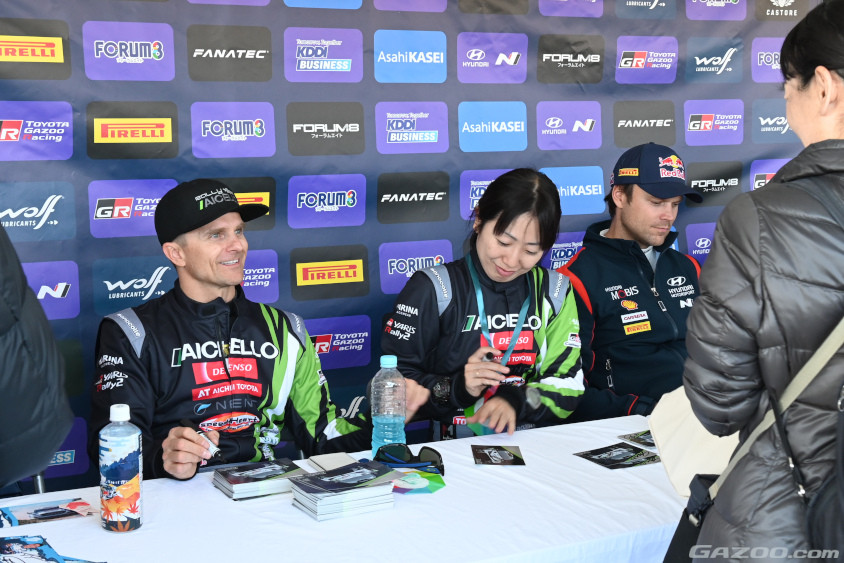 ラリージャパン2024のサイン会に参加するヘイキ・コバライネン選手