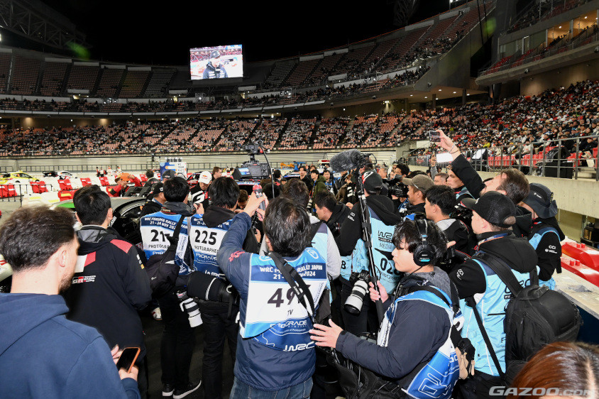 ラリージャパン2024のセレモニアルスタートでひと際大きな人だかり