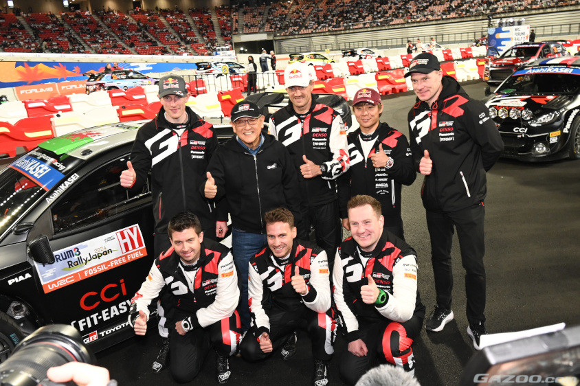 ラリージャパン2024のセレモニアルスタートで豊田章男会長とTOYOTA GAZOO Racing WRTのクルーが記念撮影
