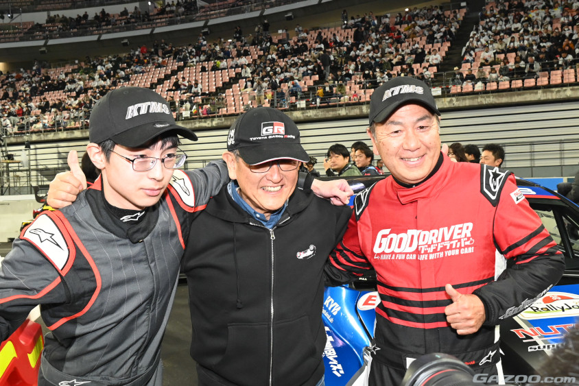 ラリージャパン2024のセレモニアルスタートで豊田章男会長と奴田原文雄選手の記念撮影