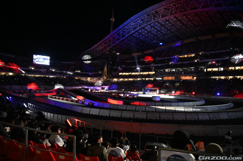 ラリージャパン2024の豊田スタジアムが鮮やかな色で照らされる