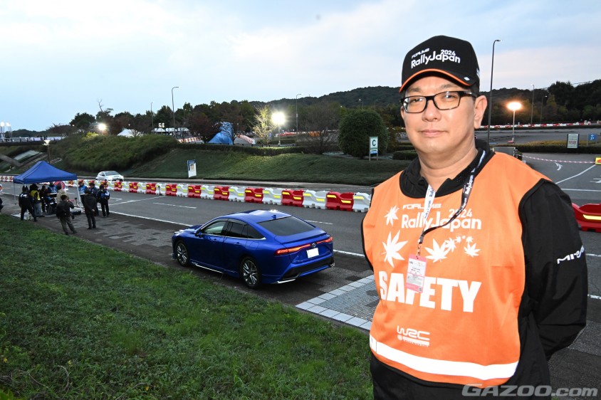 ラリージャパン　岡崎SSS　スタート地点で給電ボランティアをするミライのオーナーさん