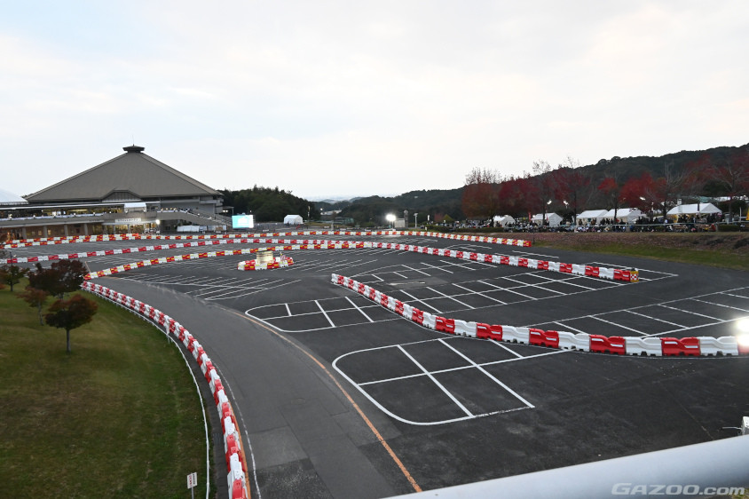 総合体育館と野球場の前の駐車場は、昨年に引き続き味噌樽が置かれたテクニカルコースに