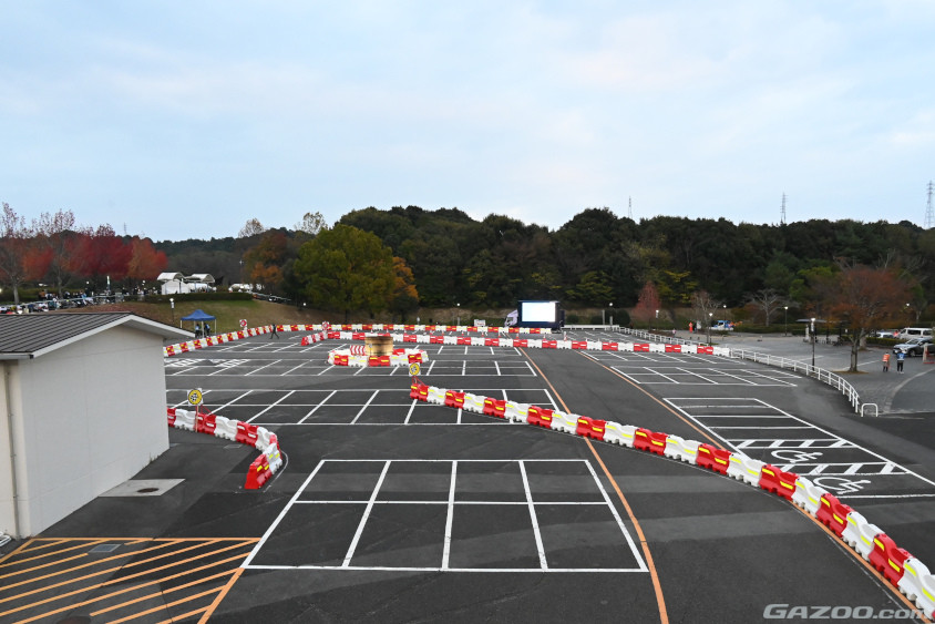 昨年はタイヤフィッティングゾーンが置かれていた総合体育館と野球場の前の駐車場は、今年は味噌樽がおかれたコースに変身