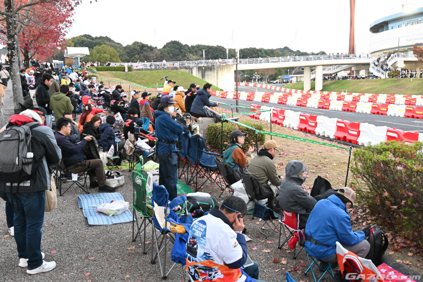 ナイトステージですが、明るいうちから場所を確保して待つファンの姿がたくさん！