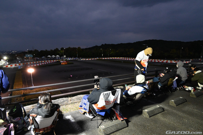 こちらは北駐車場エリアの西側です。17:00から競技終了まで出入りできない、ツウな方好みの観戦エリア