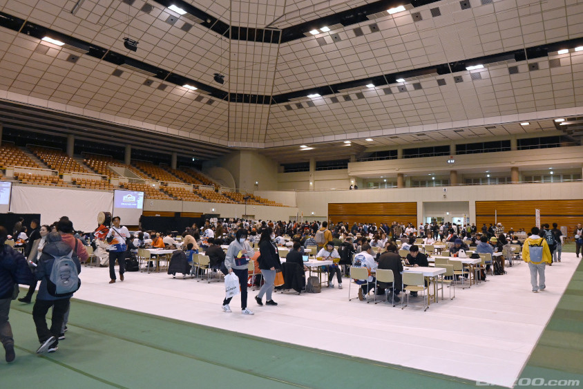 総合体育館の中には休憩できるテーブルがたくさん並んでいました