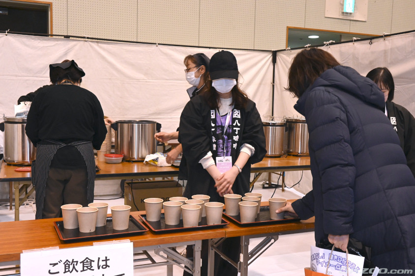 なんと、ウエルカム味噌汁のサービスも。八丁味噌の温かい味噌汁が体に沁みます