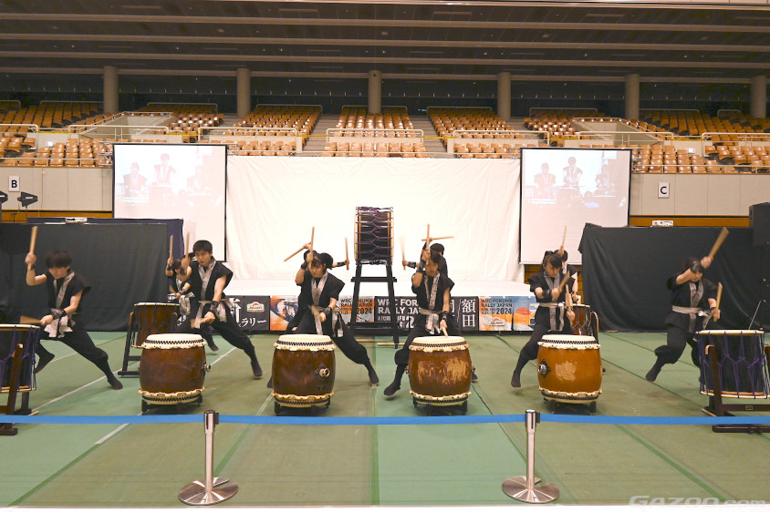 メインステージ前では、地元の高校生による和太鼓の披露も