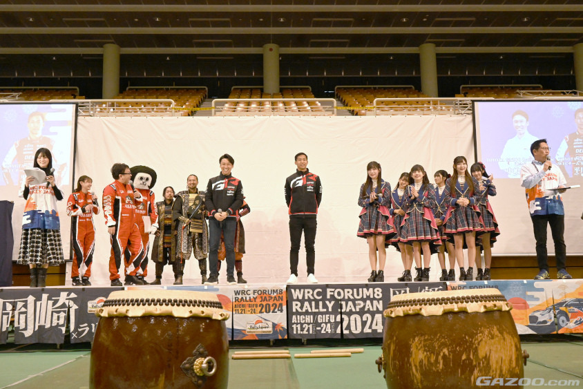 16:00からはオープニングイベントが行われ、今回来場のゲストがずらりと登場