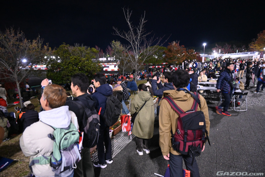 ラリージャパンに参戦するマシンが味噌樽を回るたびに歓声を上げるファンのみなさん