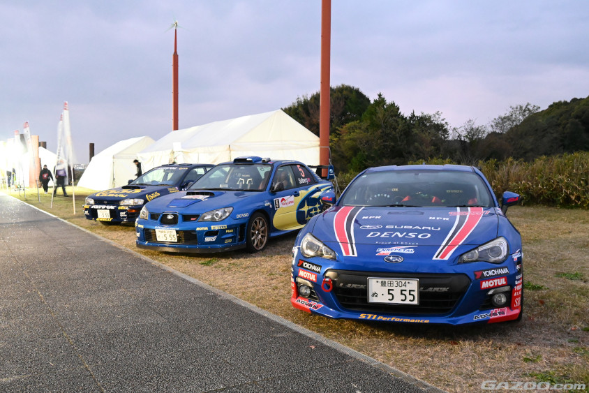 その反対側にはスバルのラリーカーのレプリカも並びます