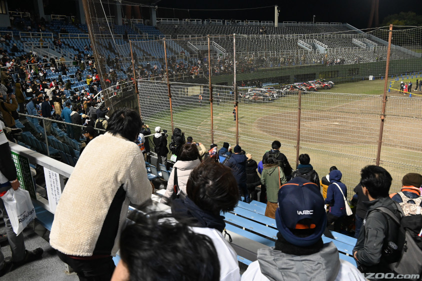 今回は野球場がリグループエリアという、こちらもあまり見られない光景です