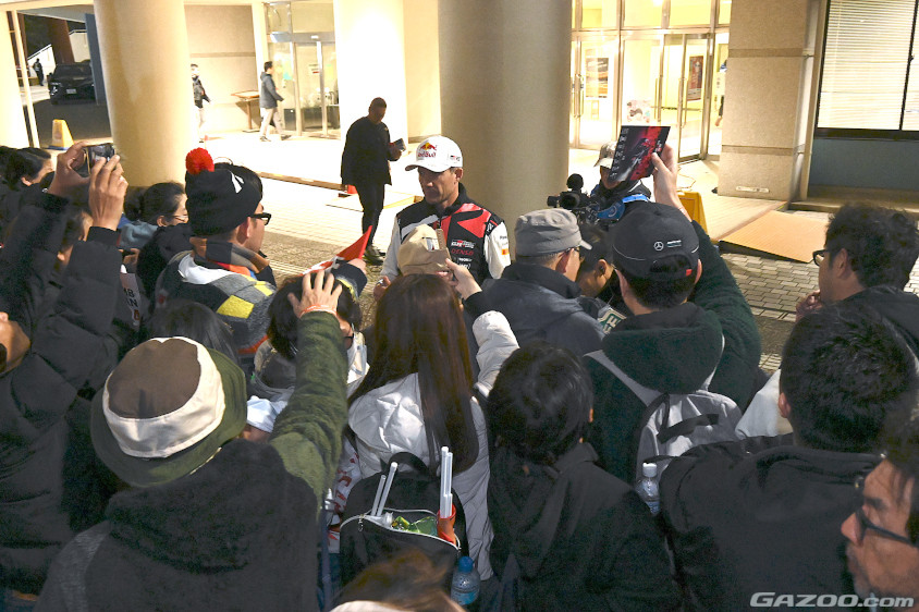 ファンにサインをしてくれるセバスチャン・オジエ選手