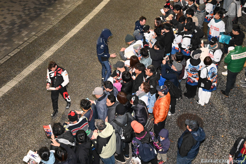 かなり長い列に丁寧にサインをしてくれたドライバーとコ・ドライバーのみなさん