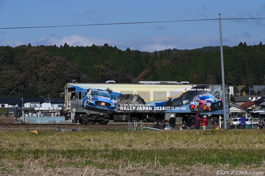明智鉄道のラリージャパンのラッピング列車