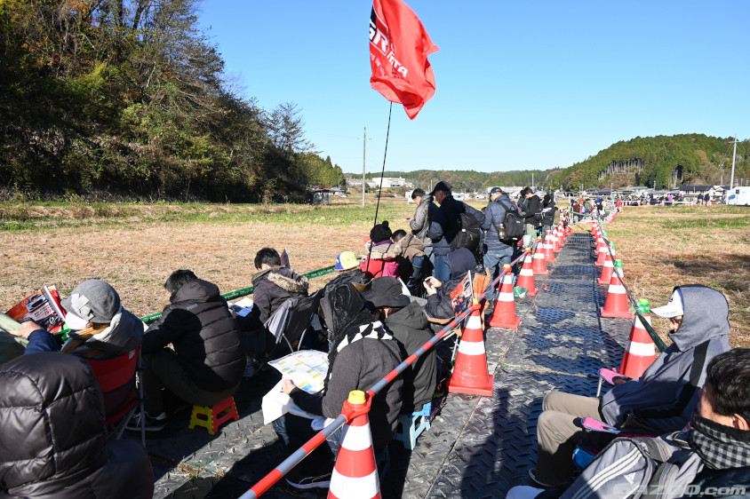 恵那SSの山岡駅観戦エリアの田んぼにつくられた観戦エリア