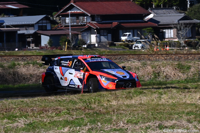 恵那SSの約90度の右コーナーを抜けるアンドレアス・ミケルセン選手