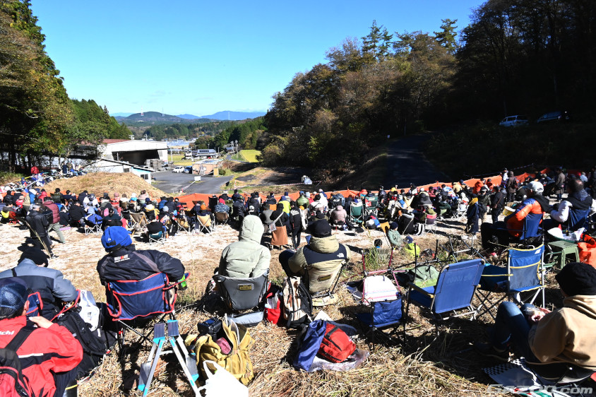 恵那SSの田沢観戦エリアのヘアピンコーナーにはたくさんの観客の姿