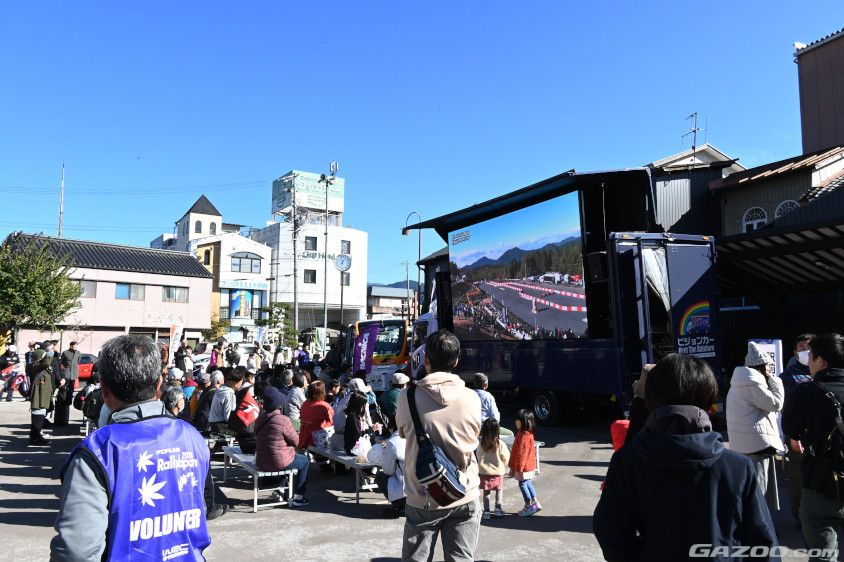 恵那駅前のパブリックビューイング会場