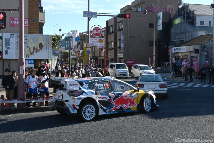 恵那駅前を曲がるエイドリアン・フルモー選手