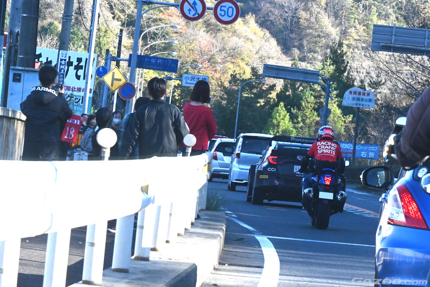 リエゾンでラリーカーの後ろを走行