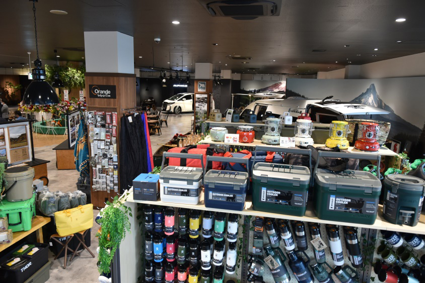 店舗に入るとアウトドアグッズがお出迎え