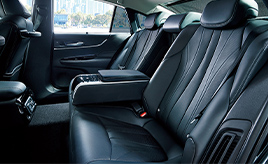 “Executive Package”（内装色 ： ブラック／インテリア加飾 ： サテンクローム）＜オプション装着車＞