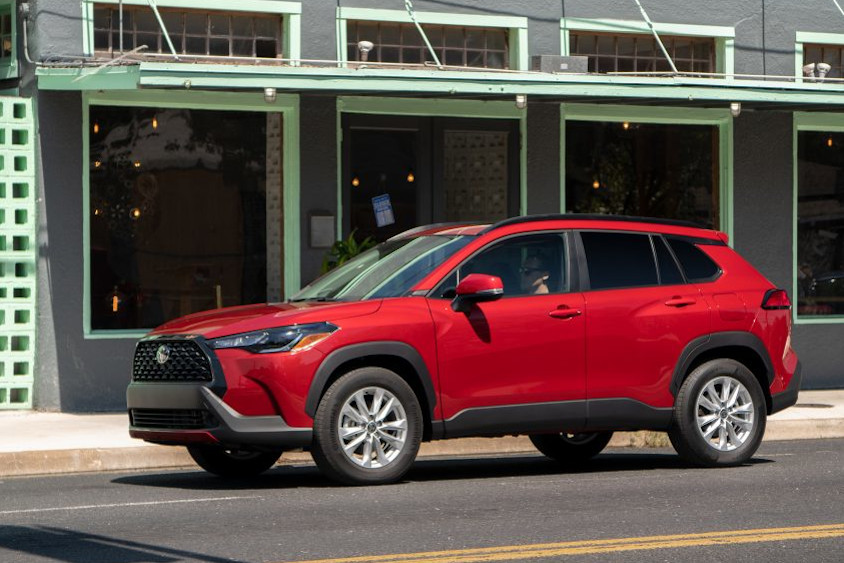 カローラクロス（北米仕様／LE／BarcelonaRed）