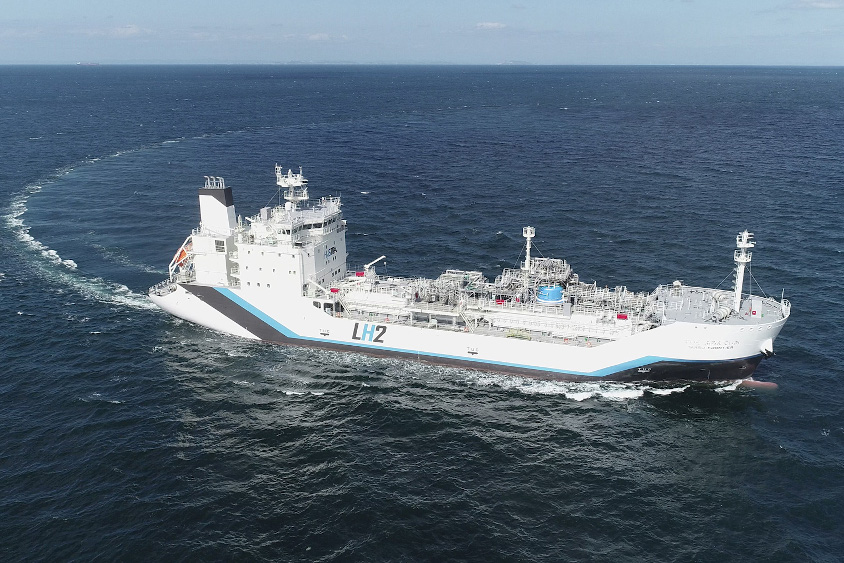 川崎重工「すいそ ふろんてぃあ」提供 ： HySTRA