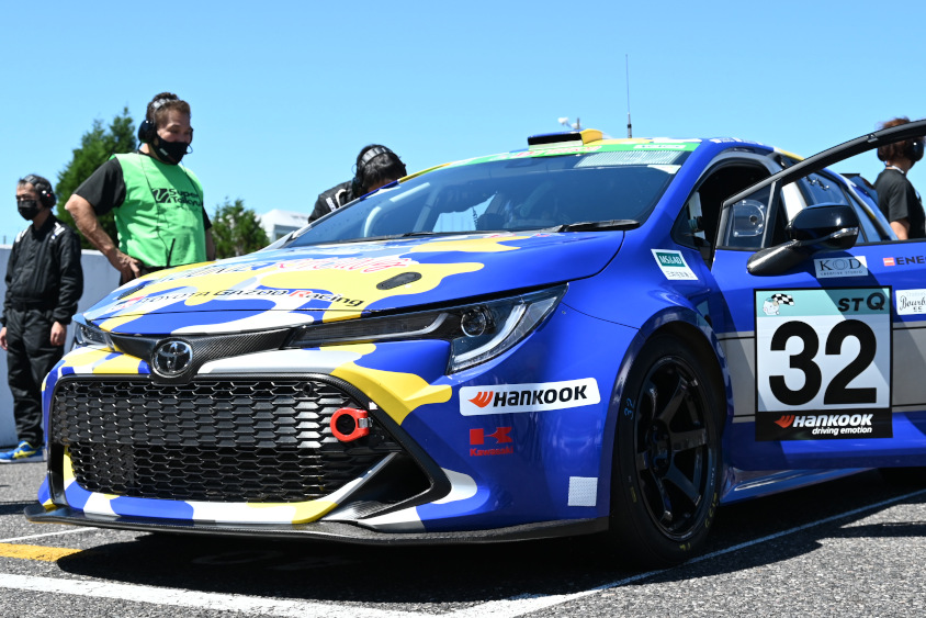 カワサキのロゴが貼られた水素エンジンカローラ