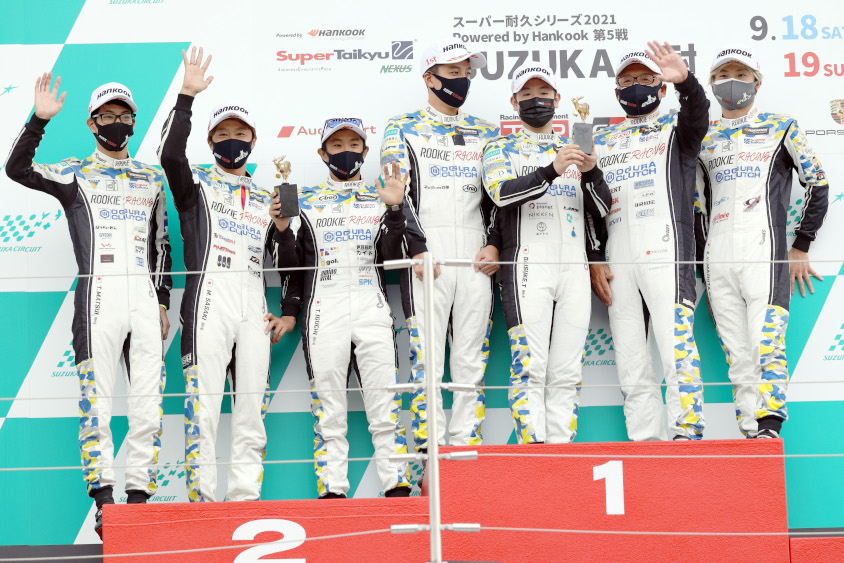 スーパー耐久第5戦鈴鹿ST-Qクラスの表彰台に上がるルーキーレーシング