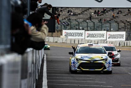スーパー耐久シリーズ2022 第1戦 SUZUKA 5時間耐久レース　5時間耐久を完走した水素カローラとドライバーMORIZO