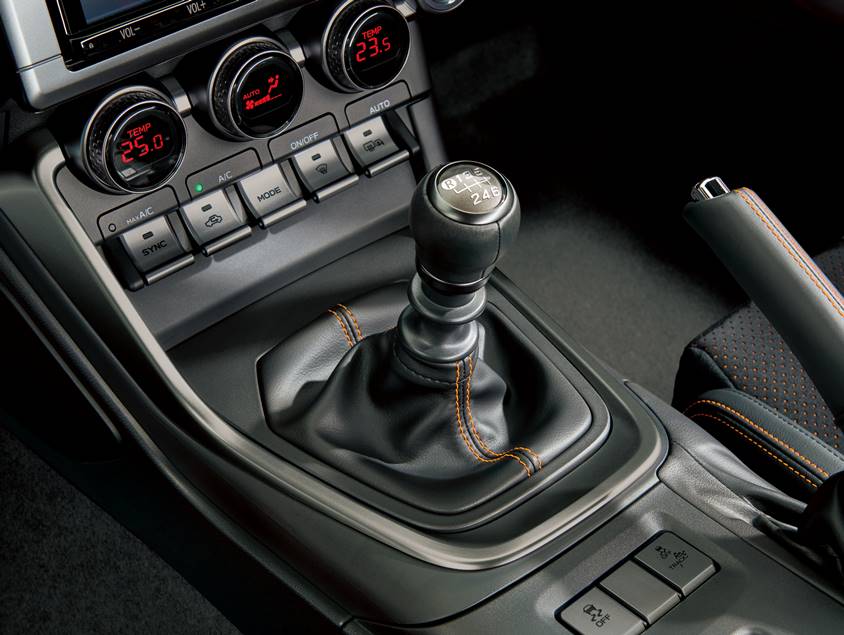 GR86 特別仕様車 RZ“10th Anniversary Limited”（6MT）本革巻きシフトブーツ（オレンジステッチ）／センターコンソール加飾