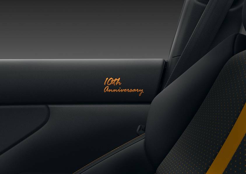 GR86 特別仕様車 10周年記念刺繍（運転席・助手席ショルダーパッド部）