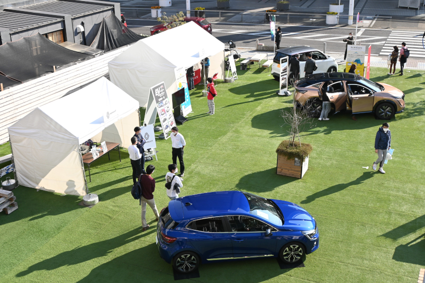 「人工芝」には日産とルノーが出展