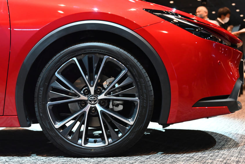 プリウス 1.8L HEV プロトタイプ　フロントタイヤ　195/50R19