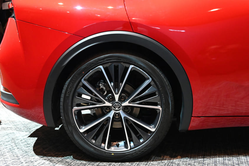 プリウス 1.8L HEV プロトタイプ　リアトタイヤ　195/50R19