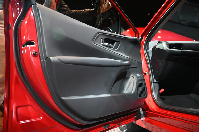 プリウス 1.8L HEV プロトタイプ　助手席ドア内張り