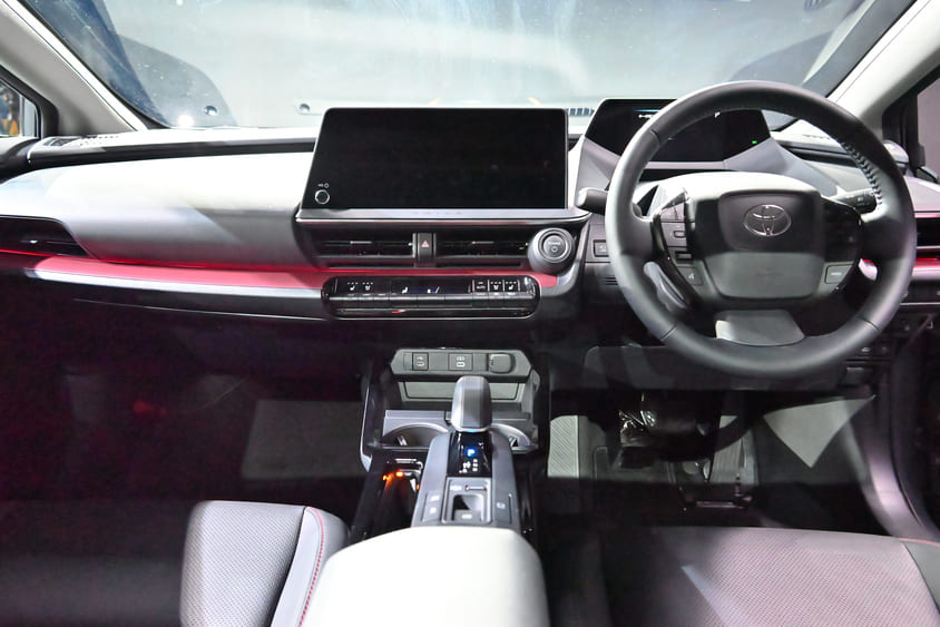 プリウス 2.0L HEV プロトタイプ　インパネ周り