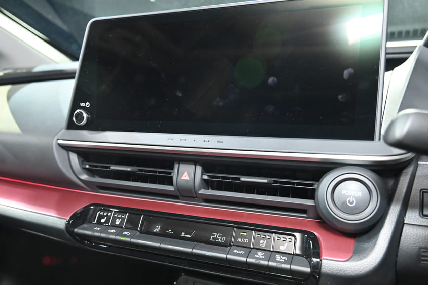 プリウス 2.0L HEV プロトタイプ　大型ディスプレイ