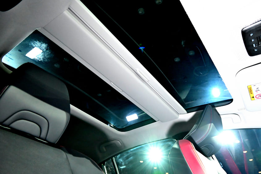 プリウス 2.0L HEV プロトタイプ　パノラマムーンルーフ