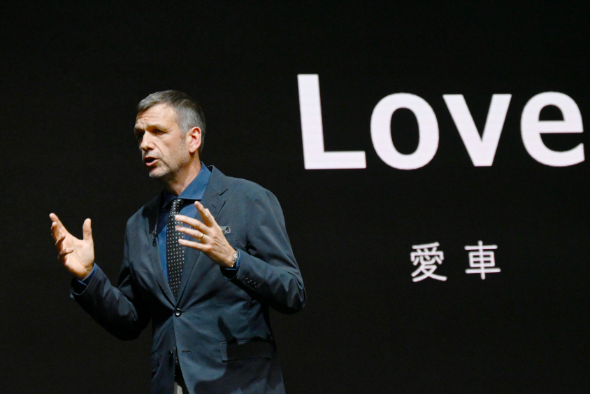 新型プリウスのワールドプレミアで登壇し、「愛車」を選んだ理由について説明するデザイン統括部長サイモン・ハンフリーズ氏